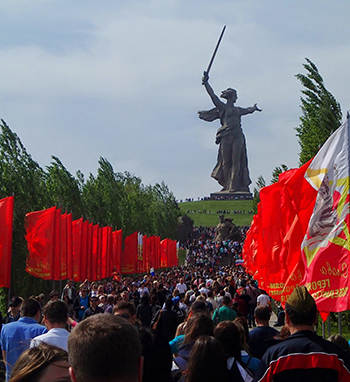 The huge crowd on Mamayev Kurgan hill.
