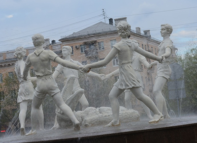 Sculpture of children dancing 
at the Volgograd train station.